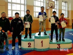 Өсвөрийн бөхчүүд Хиагтад болсон тэмцээнээс зургаан медаль хүртэв