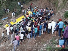 Энэтхэгт сургуулийн автобус осолдож 27 хүн амиа алджээ