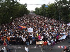 Арменийн сөрөг хүчнийхэн Ереван хотын төв гудамжийг бүслэн хаажээ 