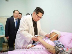 Ким Жон Ун эмнэлэгт очин автын осолд өртөж гэмтсэн Хятадын жуулчидтай уулзжээ