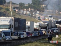Бразилийн том тэрэгний жолооч нарын эсэргүүцлээс болж ихээхэн хүндрэл үүсч байна