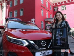 Ц.Энгүүн шагналаа гардлаа 