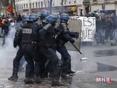 Парисын цагдаа нар эсэргүүцлээ илэрхийлж байна