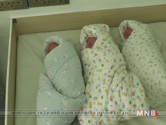 Орхон аймагт гурван ихэр охин мэндэллээ