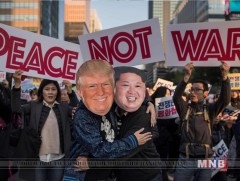 Сөүл хотноо дайныг эсэргүүцэгчид жагсаж байна 