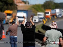 Бразилын жолооч нар эсэргүүцлээ илэрхийлэн зам хаасаар байна