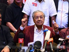 Малайзын парламентын сонгуульд сөрөг хүчний эвсэл түүхэн ялалт байгууллаа