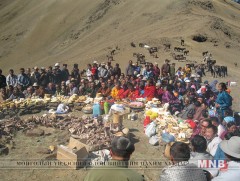 Баян-Өндөр уулын овоог тахиж, хонгор халзан морь сэтэрлэнэ 