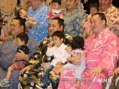 Сүмочид 'Хүүхэд тэврэх' арга хэмжээнд оролцжээ 