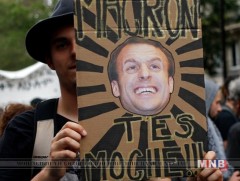 Эммануэль Макроны нийгэм, эдийн засгийн бодлогыг эсэргүүцэгчдийн жагсаал боллоо 