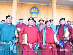 Монгол Улсын аварга цолонд хүндэтгэл үзүүлэх барилдаанд улсын арслан Н.Батсуурь түрүүллээ