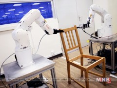 3D Камераар тоноглогдсон роботын төхөөрөмж сандалыг 20 минутад угсарчээ