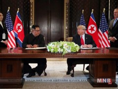 Дональд Трамп, Ким Жон Ун нар дээд уулзалтын үр дүнгийн хамтарсан мэдэгдэлд гарын үсгээ зураад байна
