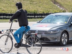 Унадаг дугуйтай зорчигчийг мэдрэн зогсдог автомат жолоодлоготой автомашин бүтээнэ