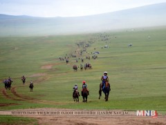 Төрийн наадамд түмний манлайнууд мартагдаж, шинэ морьд хурдаллаа