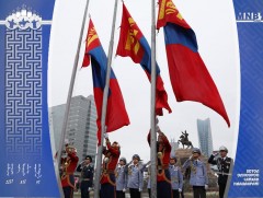 Төрийн далбаандаа хүндэтгэл үзүүллээ