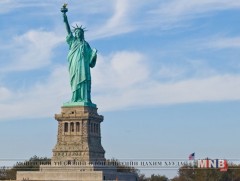 Эрх чөлөөний хөшөө рүү авирсан эмэгтэйг буулгажээ 