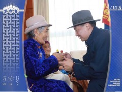 Монгол Улсын Ерөнхий сайд У.Хүрэлсүх баяр наадмын мэндчилгээ дэвшүүллээ