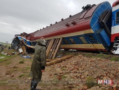 Дорноговьд болсон төмөр замын ослын эргэн тойронд...