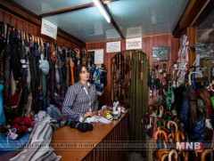 Гар аргаар борооны шүхэр урладаг серби бүсгүй