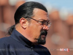 Стивен Сигалыг бэлгийн дарамт учруулсан хэрэгт буруутгаж байна