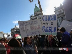 Аргентины багш оюутнуудын эсэргүүцлийн жагсаал боллоо