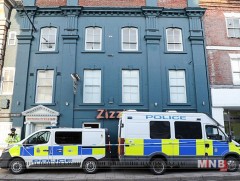 Цагдаа нар Солсбери хотын зоогийн газрыг бүслэн хаагаад байна