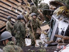 Японд болсон газар хөдлөлтийн үр дагаврыг арилгах ажил хийж байна 