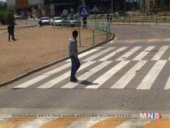 47-р сургуулийн эргэн тойронд явган хүний зам байдаггүй