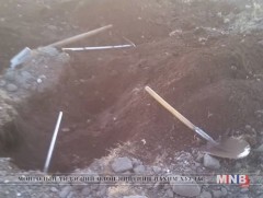 Өнгөт чулуу түүж байсан иргэдийг саатуулав