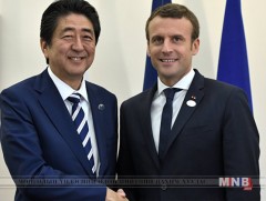 Шинзо Абэ, Эммануэль Макрон нар уулзлаа 