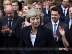 Их Британийн эрх баригч намынхан Ерөнхий сайд Тереза Мэйг огцруулах товыг хэлэлцэж эхэлжээ