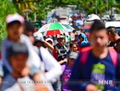 Дүрвэгсдийн цуваа Америкийн хилд тулж ирлээ