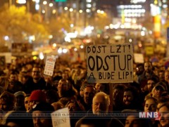 Чехийн ерөнхий сайдыг огцрохыг шаардсан томоохон жагсаал цуглаан боллоо