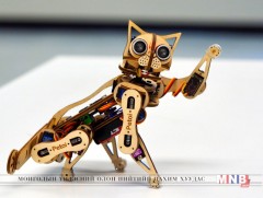 Фанераар хийсэн бяцхан робот муур “Nybble”-д хөдөлгөөн бүрийг нь зааж сургах боломжтой