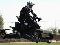 Дубайн цагдаагийн офицерууд нисдэг мотоцикл жолоодож сурна