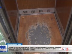 Ашиглалтын хугацаа нь дууссан цахилгаан шатаар иргэд айдастай зорчиж байна