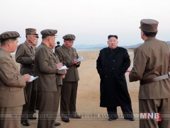 Ким Жон Ун “өндөр технологийн” тактикийн шинэ пуужин турших үед байлцжээ