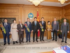 Төрийн одон, медаль гардуулав