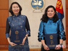 Шилдэг залуу эрдэм шинжилгээний ажилтан, судлаачдад Ерөнхийлөгчийн нэрэмжит шагнал гардууллаа