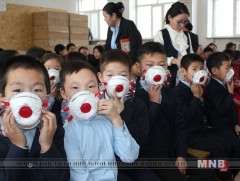 Агаарын бохирдлоос хүүхдүүдийг хамгаалахын тулд маск зүүлгэх шаардлагатай