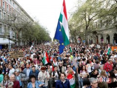 Унгарын иргэд Хөдөлмөрийн хуулийн өөрчлөлтийг хүчтэй эсэргүүцэв