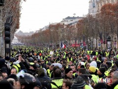 Парист болсон эсэргүүцлийн жагсаалын үеэр саатуулагдсан хүний тоо 2000-д хүрчээ
