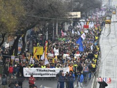 Унгарын иргэд хөдөлмөрийн хуулийн нэмэлт өөрчлөлтийг эсэргүүцэж байна