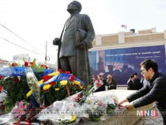  С.Зориг агсны хөшөөнд цэцэг өргөлөө