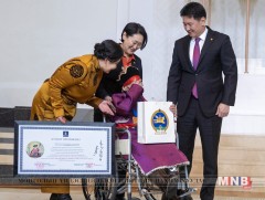 Шилдэг өвлөн уламжлагч “Дөмөн” Дулмаад шагнал гардууллаа