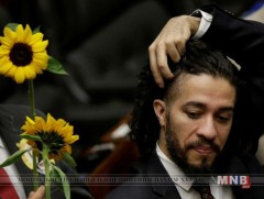 Бразилийн парламентийн ижил хүйстэн гишүүн ажлаа үргэлжлүүлэхээс татгалзлаа 