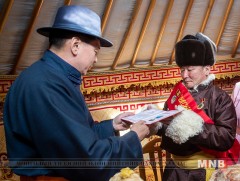 Улсын аварга малчин Ш.Өвгөнхүү нь хоёр өрхийг 700 гаруй толгой малаар малжуулжээ