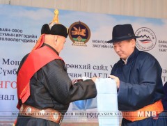 Хэнтий аймгийн Улсын аварга малчны шагнал гардуулав