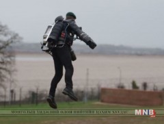 Төмөр хүн Ричард Браунинг Их Британийн усан цэргийн бэлтгэлийн талбайд нислэг үйлдэв 